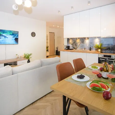 Maya's Flats & 100 Sea View *