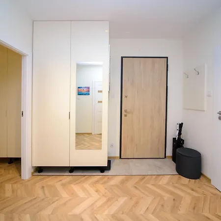 Maya's Flats & 100 Sea View *