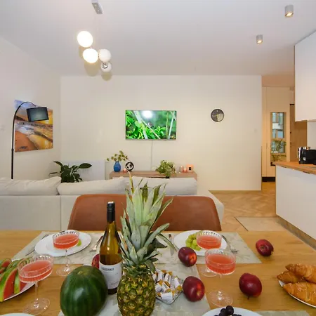 Maya's Flats & 100 Sea View Apartamento