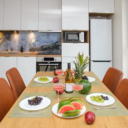 شقة Maya's Flats & 100 Sea View *