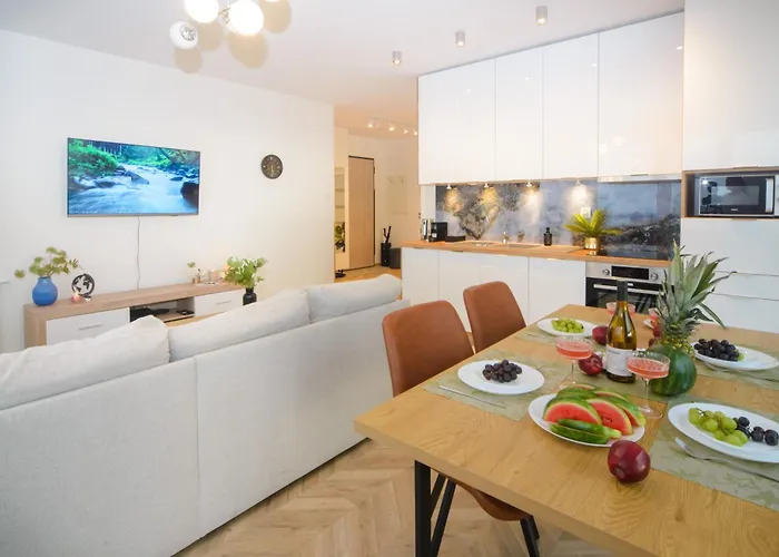 Maya's Flats & 100 Sea View *