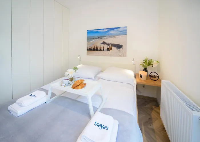 아파트 Maya's Flats & 100 Sea View *