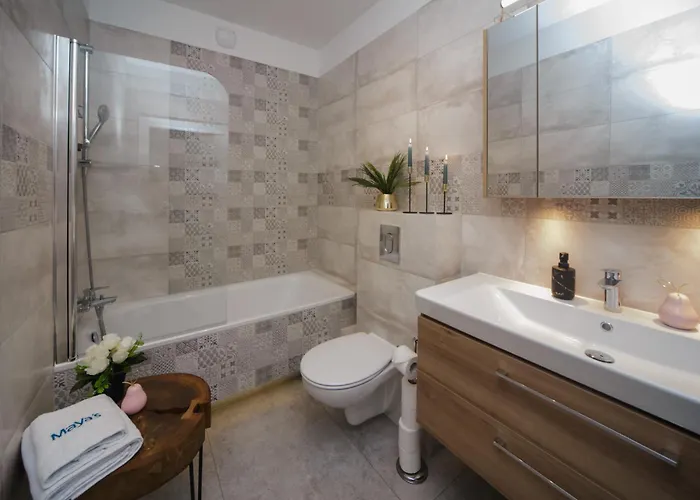 아파트 Maya's Flats & 100 Sea View