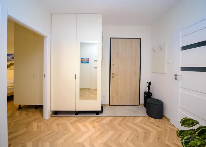 Maya's Flats & 100 Sea View *