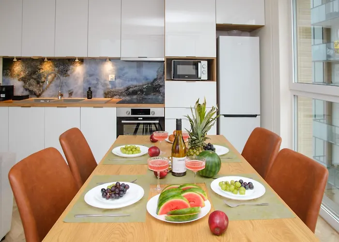 아파트 Maya's Flats & 100 Sea View *